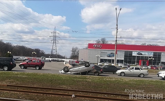 На улице Энгельса в Курске перевернулся автомобиль