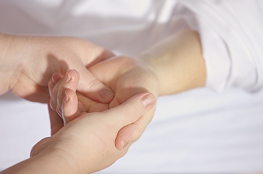 Телесный психотерапевт объяснила нежеланием жить «ледяные» кисти рук