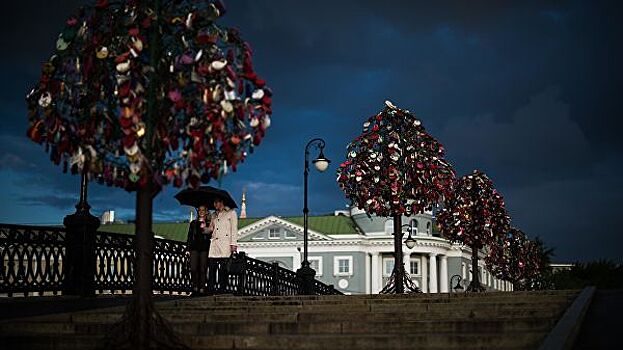 Тяжесть любви: нелегкая жизнь главного свадебного моста Москвы