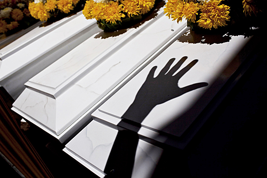 Женщина легла в гроб ради религиозного ритуала и умерла