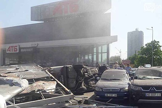 В Днепре грузовик протаранил более 10 автомобилей