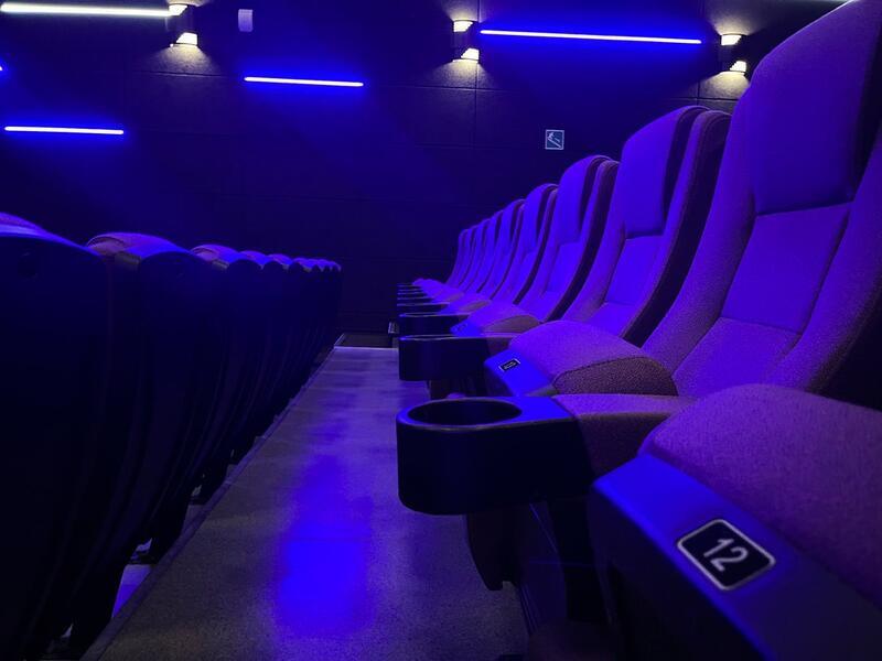 Ночной сеанс: посетители частного кинотеатра в Чите мешают спать жильцам дома