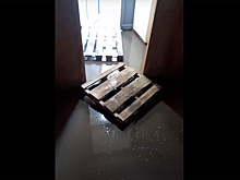 Подъезд дома на Братьев Башиловых в Оренбурге затопило талыми водами с дороги
