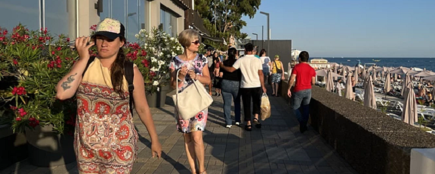 Власти Сочи ответили туристке о фекальном гейзере на пляже Адлера