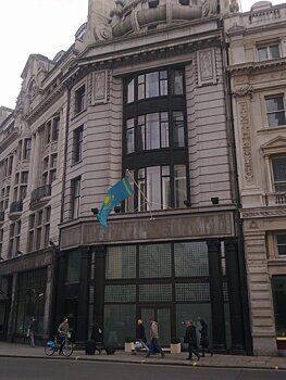 Чешские "бораты" сфотографировались у посольства Казахстана в Лондоне
