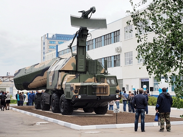 В Калуге на оборонном заводе «Тайфун» появился памятник ракетной установке