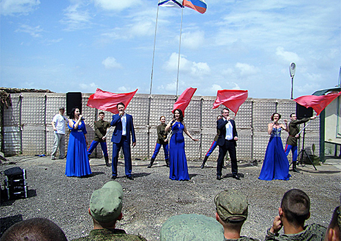 Творческая группа Центрального дома Российской Армии выступила с концертами перед военнослужащими в Сирии