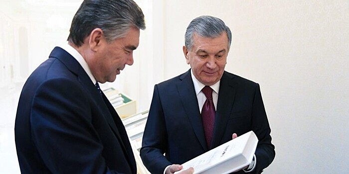 Книги президента Туркменистана о коврах и чае издали в Узбекистане
