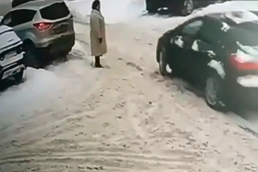 Российский водитель дважды переехал пенсионерку и попал на видео