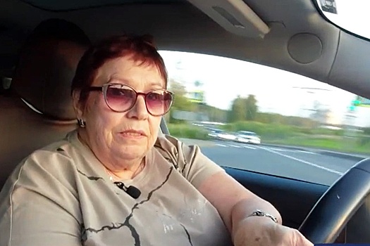 В Санкт-Петербурге дети и внуки купили 68-летней женщине автомобиль "Тесла"