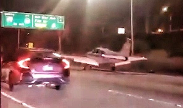 Экстренная посадка самолета на шоссе попала на видео