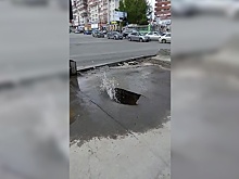 Сезон фонтанов открыт: из-под асфальта на улице Станиславского забил небольшой гейзер