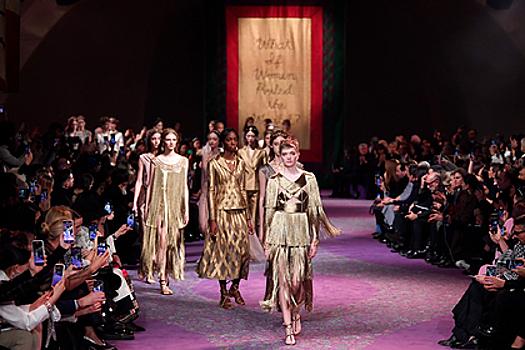 Dior построил подиум в форме женских органов