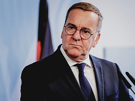 Глава Минобороны ФРГ закашлялся, говоря о помощи Украине