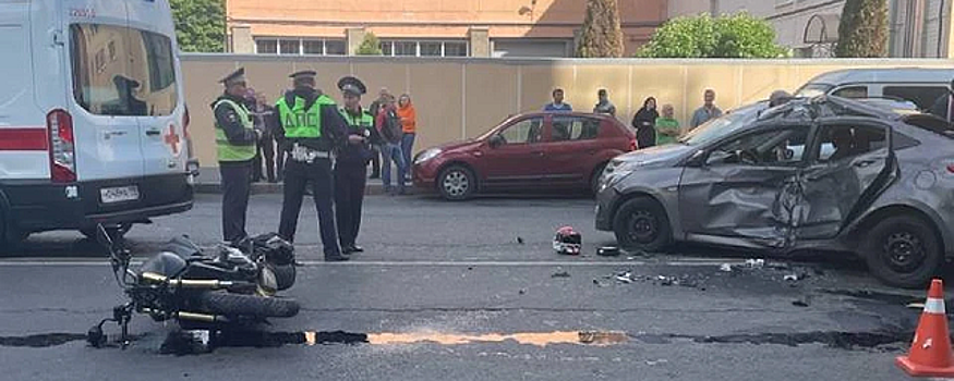 В ДТП на Васильевском острове в Петербурге пострадали водитель такси и байкер