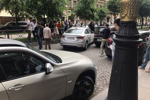 Женщина за рулем иномарки заблокировала движение по Большой Конюшенной