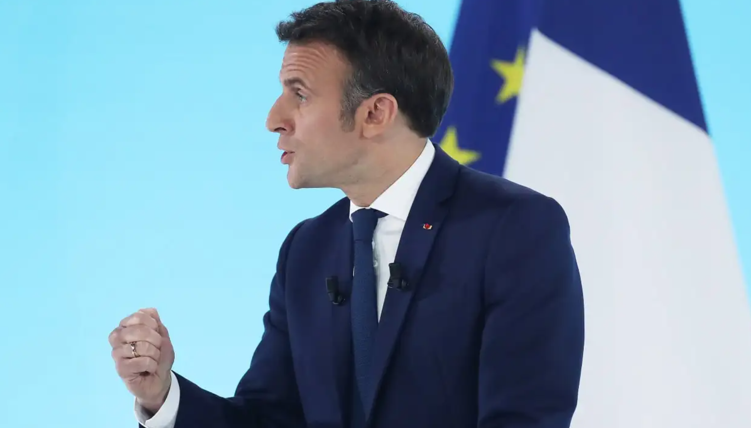 Выступление макрона сегодня с переводом. Выступление макрона сегодня с переводом. Эммануэль макрон 2023. Макрон фотосессия. Эмманюэль макрон флаг франции.