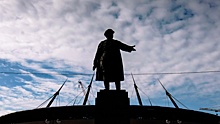 Памятник Кирову в Петербурге «нарядили» в форму «Зенита»
