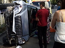 В Воронеже на видео и фото сняли перевернувшуюся около школы иномарку