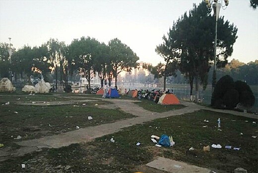 Туристы в Далате ставят палатки из-за нехватки отелей