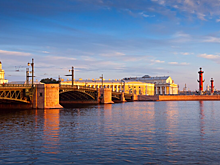 Теплоход чуть не раздавил прогулочный катер с туристами в Петербурге