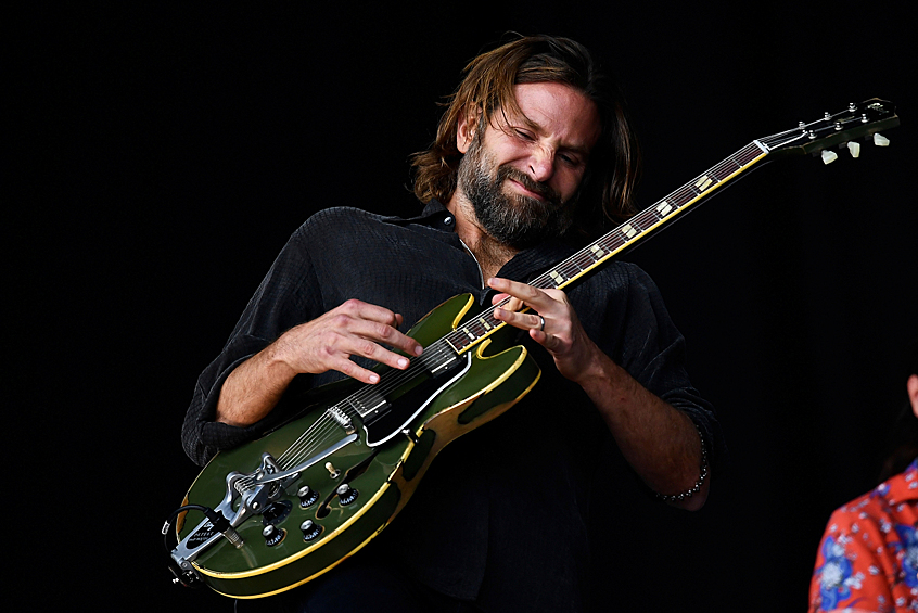 Брэдли Купер, недавно закончивший работу над своей режиссерской работой “Звезда родилась”, прибыл на фестиваль, чтобы выступить со сцены с песней, которую он поет в фильме