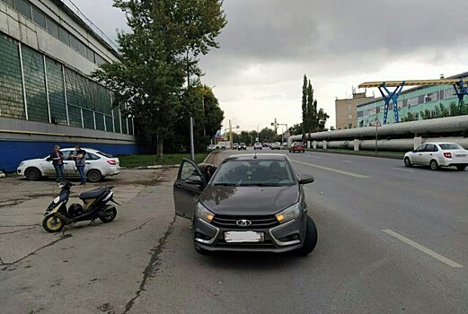 На Шехурдина в Саратове столкнулись «Vesta» и скутер