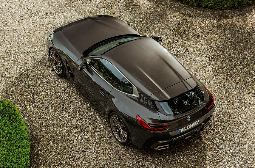 На креслах предусмотрены перфорация и плетёные кожаные ремешки. Багажник тоже целиком обшит высококачественной кожей, а мастерская Schedoni из Модены разработала для него комплект аксессуаров.