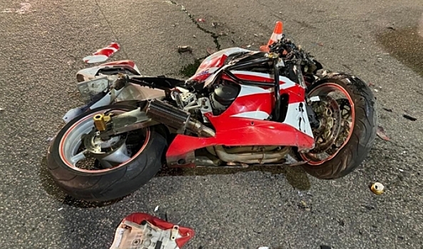 В центре Волгограда мотоцикл врезался в иномарку