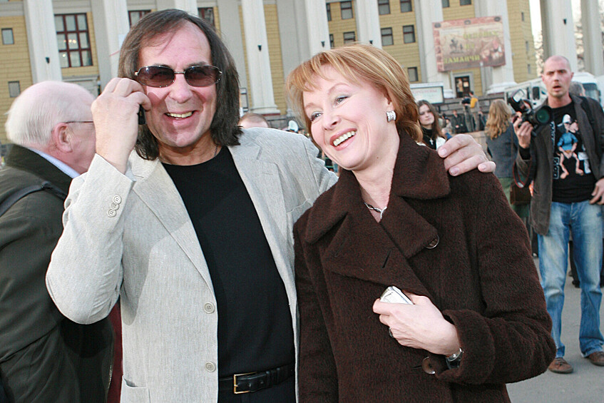 Актеры Лариса Удовиченко и Александр Иншаков во время церемонии вручения Национальной кинематографической премии «НИКА» в Центральном академическом театре Российской Армии в Москве, 23 марта 2007 года