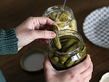 Названы причины, по которым тянет на солёное — беременности среди них нет