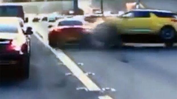 Видео: нетерпеливость водителя спорткара привела к массовой аварии