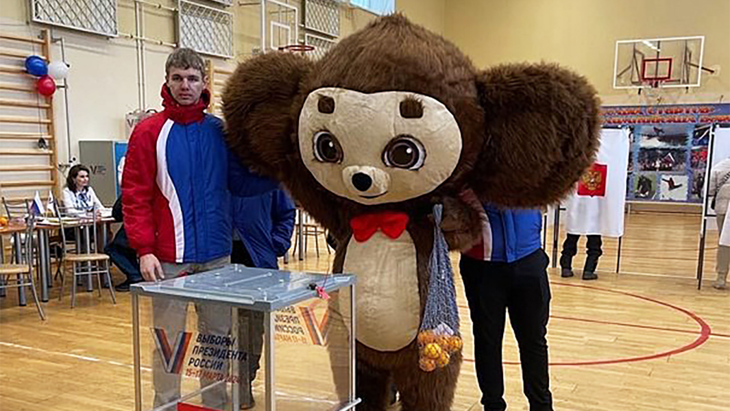 Россиянка пришла на выборы в костюме Чебурашки