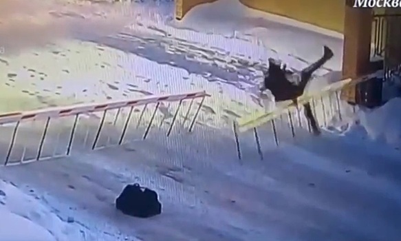 Жительница Новосибирска попыталась перепрыгнуть шлагбаум