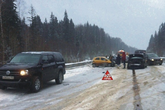 Врезалась в забор и две иномарки: после ДТП на Восточном обходе госпитализировали женщину-водителя