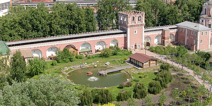 Белый декор и прочные стены: еще две башни старинного Донского монастыря отреставрируют