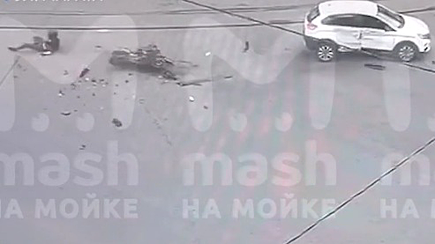 Петербуржец сделал сальто с розового мотоцикла при столкновении с авто (видео)