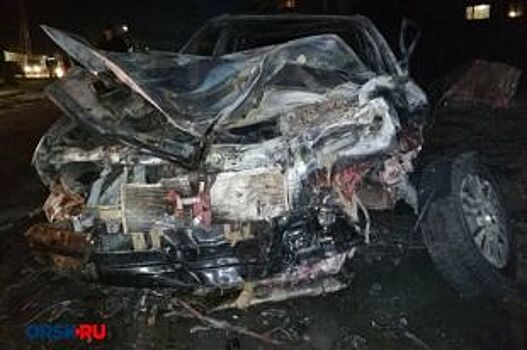 В Орске угонщик врезался в столб, машина сгорела