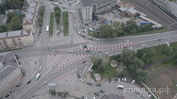 Первые сутки после внедрения новой схемы движения в районе Пошехонского моста в Вологде прошли без ДТП