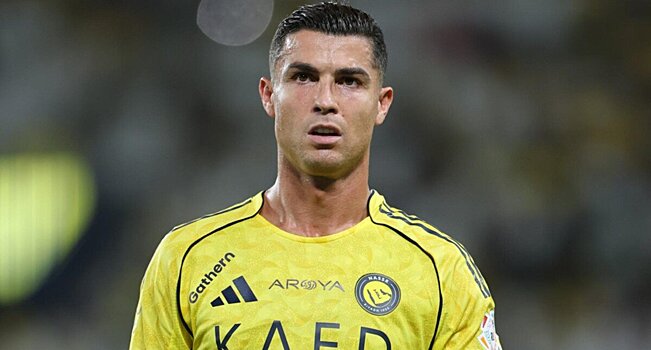 «Роналду – феномен, его нельзя списывать со счетов. Он выиграл все, но ставит цели – забить 1000 голов и играть вместе с сыном». Воспитанник «МЮ» Симпсон о 40-летнем Криштиану