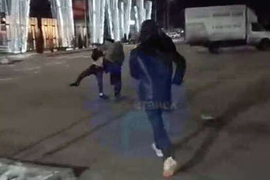 В Ростовской области на видео сняли драку с полуголым мужчиной на парковке