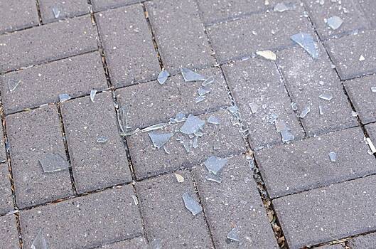 Обломки украинского БПЛА влетели в жилую многоэтажку в российском городе