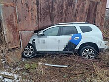 Молодой человек на арендованной машине протаранил забор в Ижевске