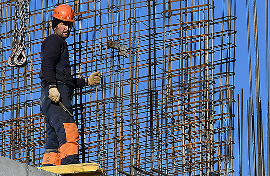Зарплаты мигрантов в промышленности выросли на 38% за полгода