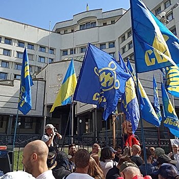 Возле Конституционного суда Украины протестующие установили «туалетный коридор позора»