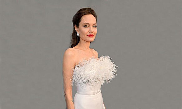 «Профиль Джоли»: почему все так хотят скорректировать углы челюсти как у актрисы