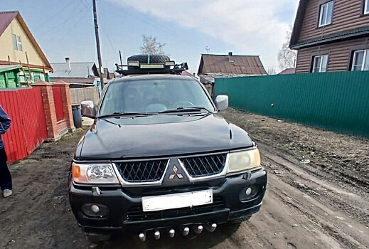 В Новосибирской области автомобиль Mitsubishi задавил женщину, сдавая назад