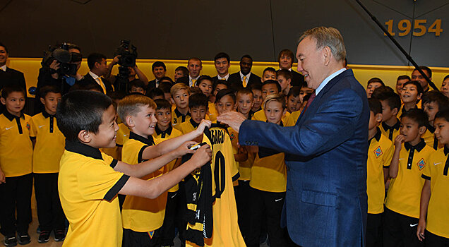 Назарбаев получил майку футбольного клуба "Кайрат"