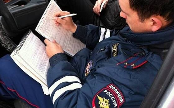 В Саратове патрульные ждали водителя, пока тот снимет им деньги из банкомата