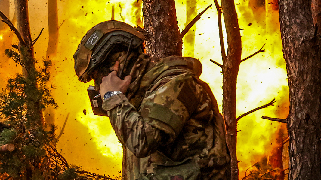 Песков переадресовал в Минобороны вопрос о выходе ВС РФ за пределы ЛНР